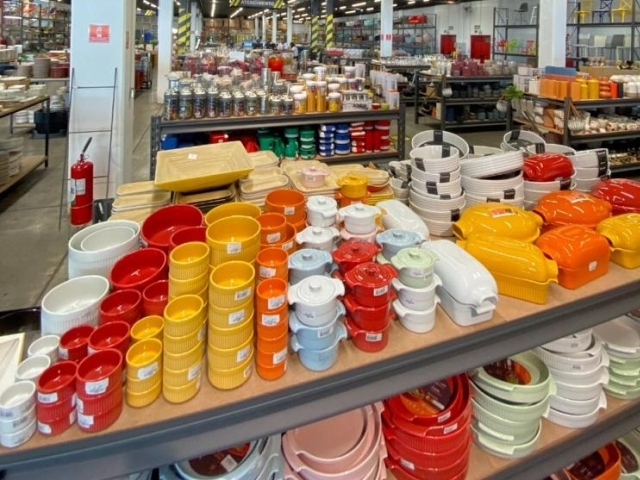 A loja oferece uma variedade de produtos e itens muitas vezes a preço de custo