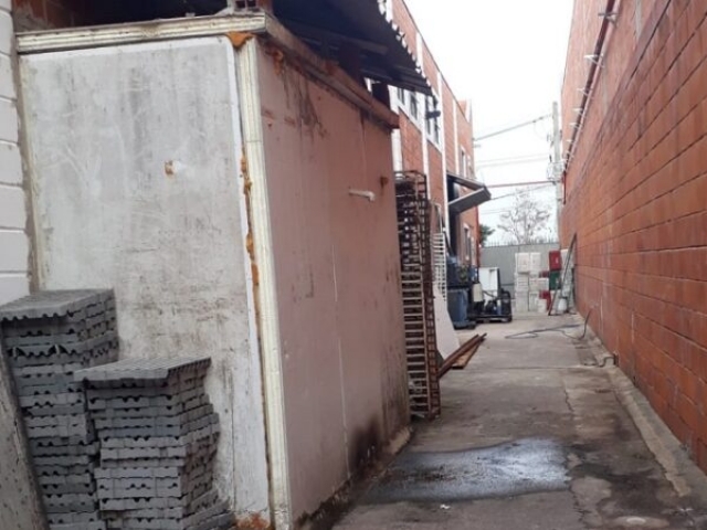 Corredor da fábrica que foi interditada por atuar sem licença de funcionamento