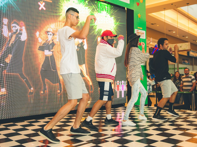 Palco com o jogo Just Dance, fica no Polo Shopping até o dia 10 de julho