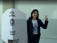 Simone Tebet vota na região central de Campo Grande 