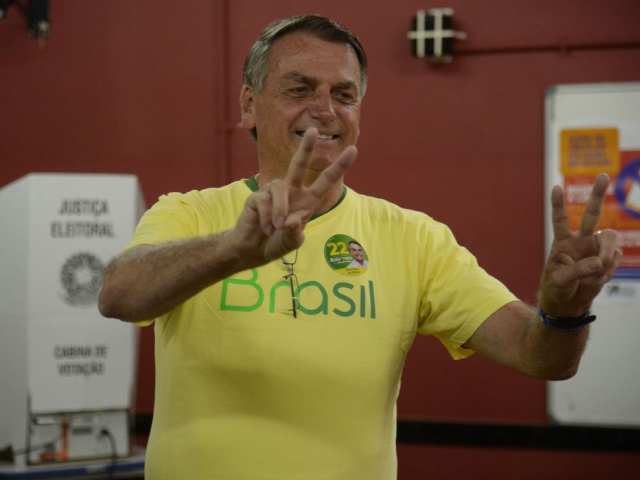 Bolsonaro foi o primeiro a votar em sua seção eleitoral, assim que o local abriu