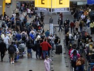 Máscaras voltam a ser exigidas em aviões e aeroportos