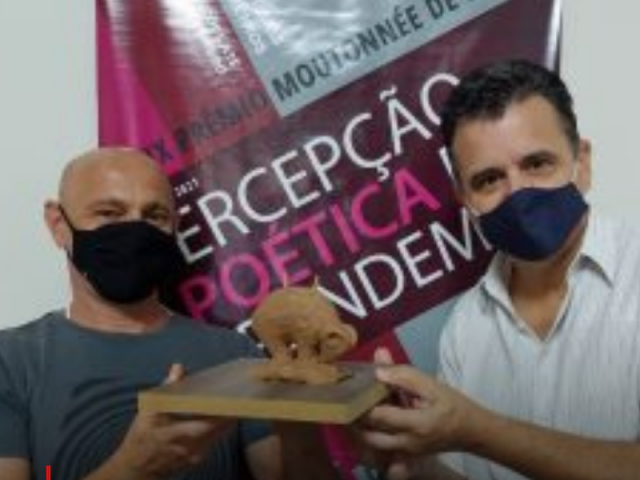 O secretário de Cultura, Oseas Singh Jr, com o novo troféu, feito pelo artista plástico Marcelo Pranstetter (à esq.)