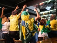 Brasileiros gostam de se juntar com amigos e família para torcer e provocar