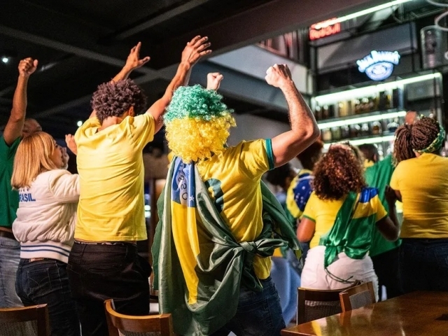 Brasileiros lotam bares e restaurantes de Indaiatuba para torcer e comemorar com amigos e família a estreia da seleção