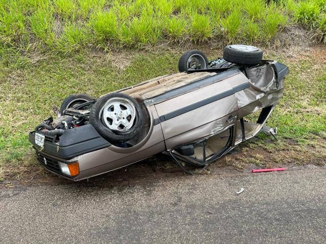 Carro capotou após colidir com outro veículo
