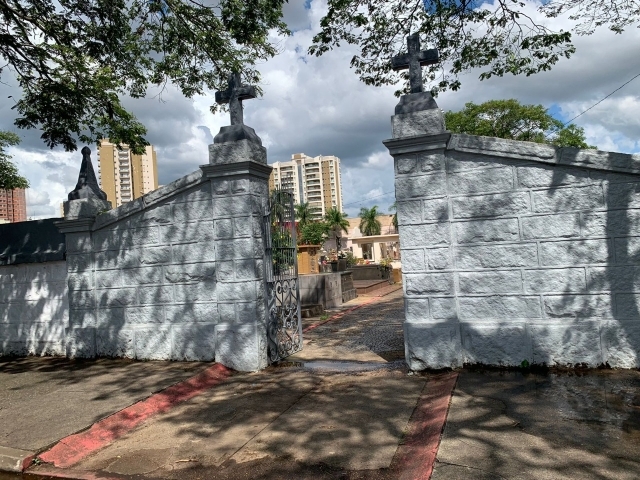 Entrada do lado direito do Cemitério da Candelária, com muro de pedras