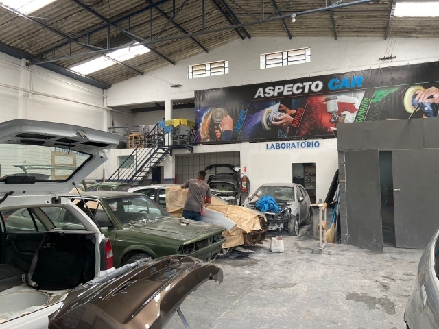 Vista geral da oficina de reparos da Aspecto Car, onde se vê a organização e o cuidado