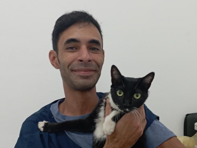 O veterinário Allan de Genaro segura um gatinho que recebeu atendimento