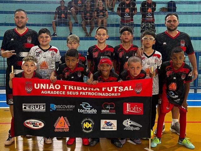 Equipe do sub 19 com os técnicos Plinio Garcia e Lucas Albrechete: preparada para a disputa