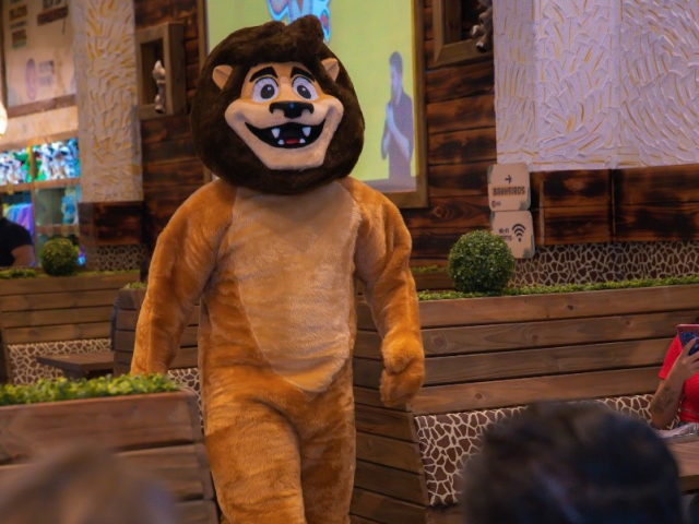 Leonel, leão mascote da marca, faz duas aparições por noite com um entrada triunfal