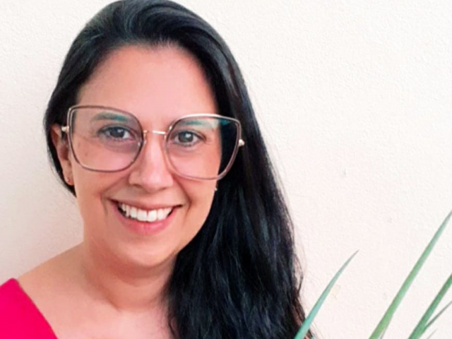 A naturopata Amanda Forcioni e o coentro, tempero rico em compostos fenólicos