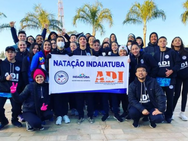 A equipe de natação, que conquistou um total de 59 medalhas no Torneio Regional Limeira em 2022