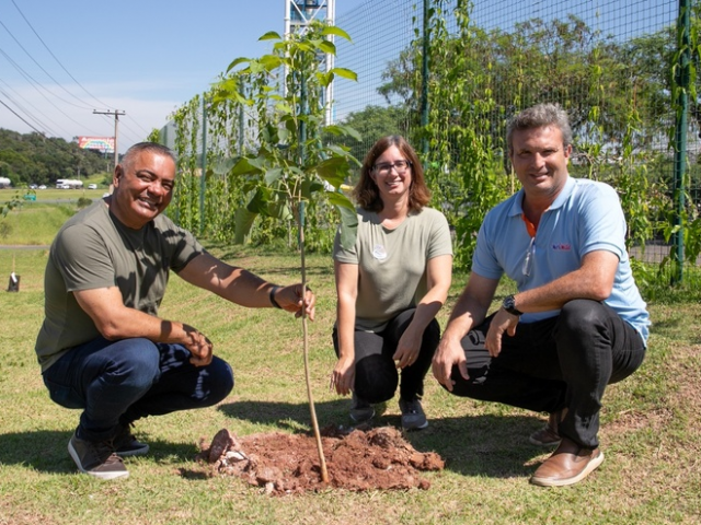 O secretário de Mobilidade Urbana e Meio Ambiente de Itupeva, Jair Gomes, com Flávia Oliveira e Ricardo Penteado, diretores do Wet´n Wild