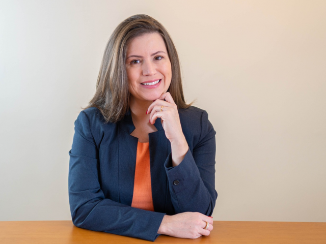 A consultora de carreiras Karine Camuci, fundadora da consultoria especializada em recolocação Você Empregado