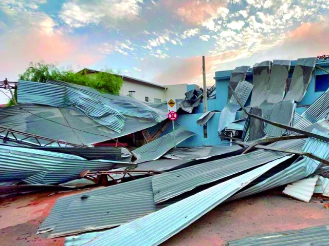 No jardim Hubert uma estrutura metálica se desprendeu, foi arrastada por aproximadamente 50 metros