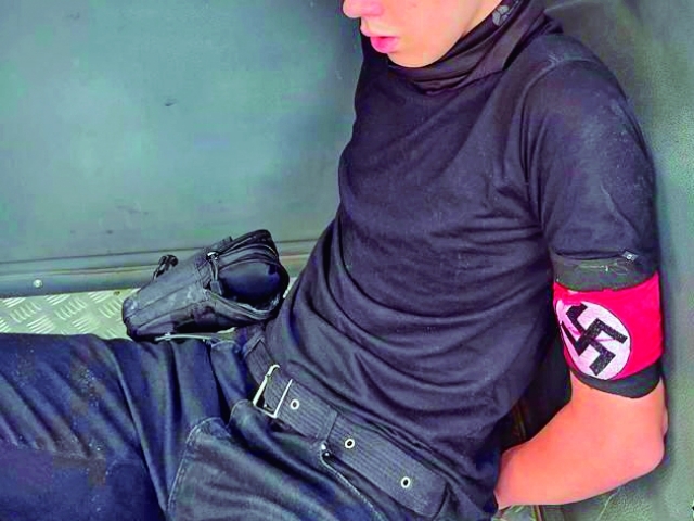 Adolescente usava roupas pretas e uma suástica nazista no braço