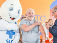 Lula recebe dose bivalente contra Covid-19 