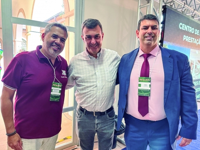 Cadu, da Memphis; o prefeito Nilson Gaspar e Chaul, do grupo CGTech