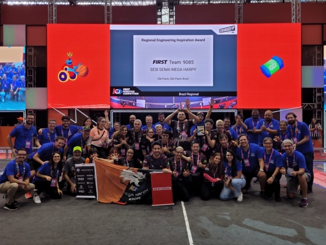 No torneio FIRST Robotics Competititon (FRC), os alunos foram desafiados a projetar, construir e programar robôs de até 54 kg e 1,5 metro de altura