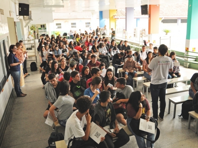 O projeto auxilia jovens estudantes a desenvolverem práticas que serão exigidas pelo mercado de trabalho