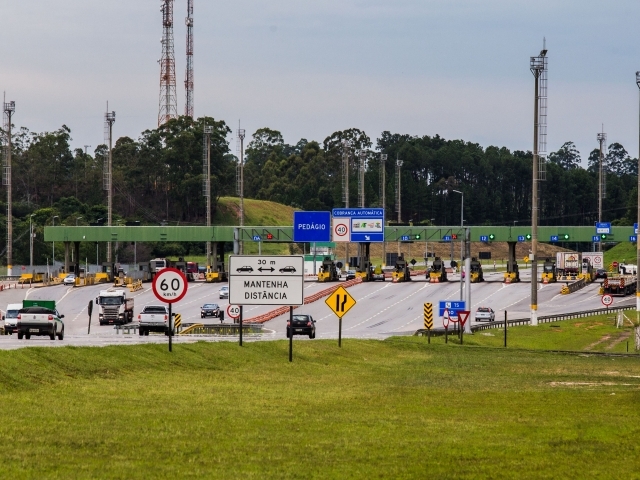 O pagamento da tarifa de pedágio com cartão por aproximação já é uma realidade em 52% das praças de pedágio das rodovias concedidas do Estado de São Paulo