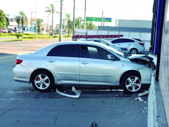 Desgovernado, o veículo atravessou o canteiro central e atingiu a fachada de uma loja de pneus