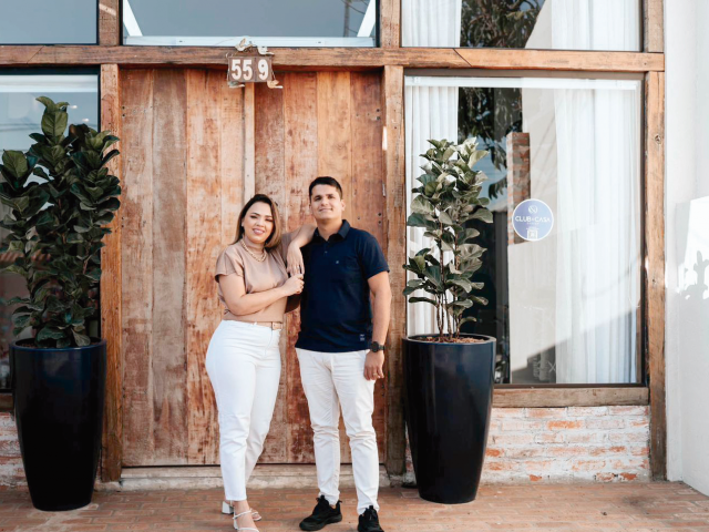 Thamyres e Marcos Carvalho, em frente sua loja Taffer Decor