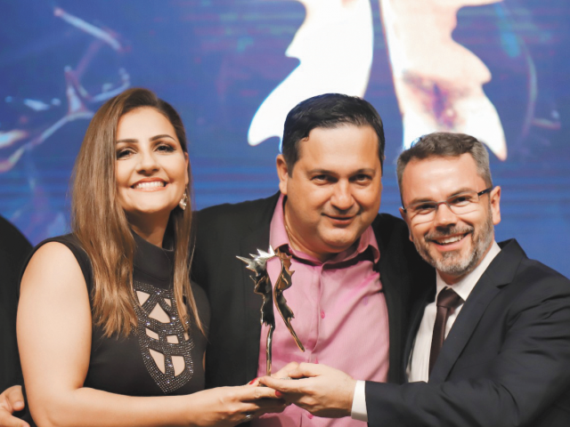 Flávia e Kleber de São José da Esquadro Topografia com o diretor do Grupo Mais Expressão, Alan de Santi no Troféu Frutos de Indaiá 2022