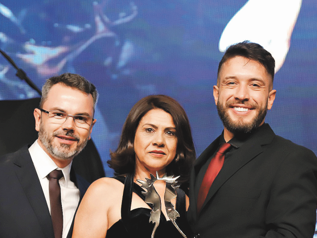 O diretor Alan de Santi entrega o Troféu Frutos de Indaiá para Ana Pereira Batista e Erik Vinicius Alves Batista da Gilmar Gesso. Evento realizado em 2022