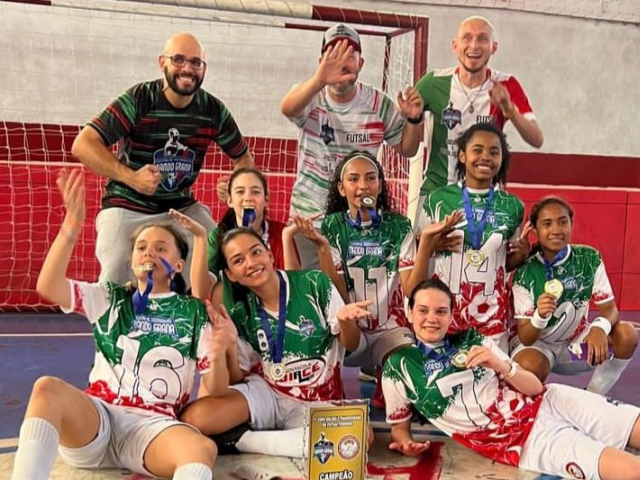 Time feminino sub-15, campeão da Copa Palmeiras