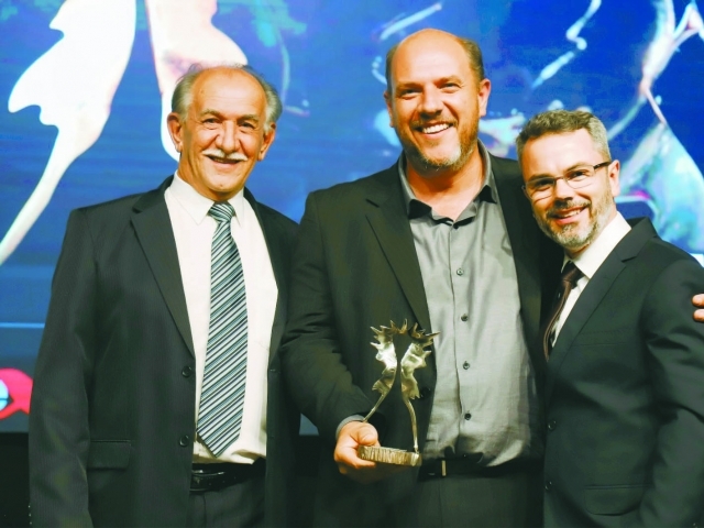 Inda Fire - Equipamentos de Combate a Incêndios será mais uma vez premiada pelo Troféu Frutos de Indaiá. A foto Milton e Wellington Canesin recebem o troféu das mãos do diretor do Grupo, Alan de Santi