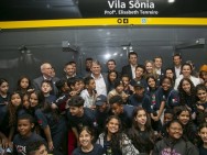 Alunos celebram homenagem a professora: 'as pessoas poderão se lembrar dela'