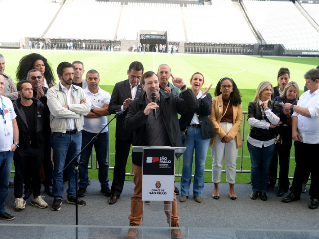 Secretário de Desenvolvimento Urbano e Habitação, Marcelo Branco, durante a entrega de matrículas Neo Química Arena