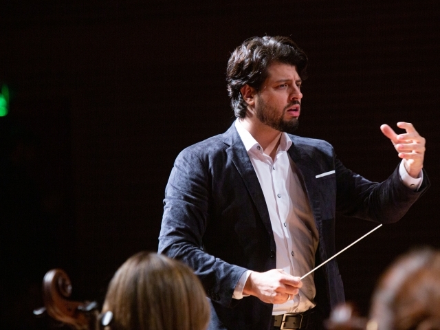 O maestro da Orquestra Jovem de Indaiatuba, Felipe Oliveira, 33 anos, acaba de conquistar uma vaga na 14ª edição do Laboratório de Regência da Filarmônica de Minas Gerais.  Ele, que foi selecionado em