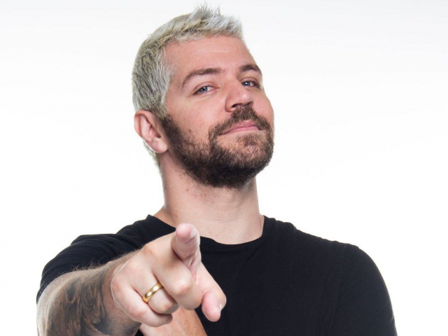 Victor Sarro é ator, apresentador e humorista