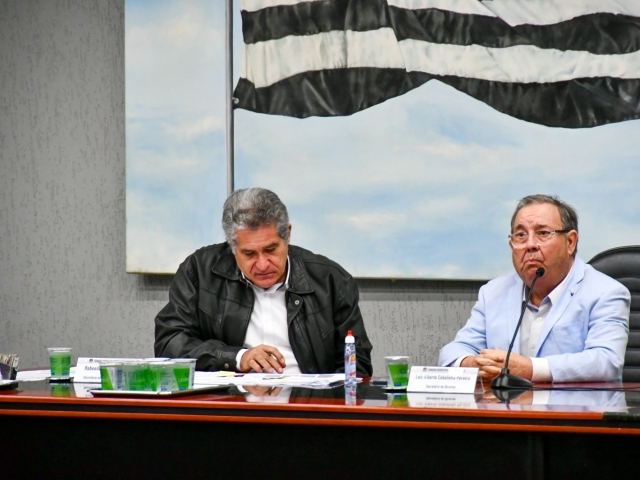 Os secretários municipais Luiz Alberto Pereira Cebolinha (Governo e Indústria) e Robenilton Oliveira Lima Doti (Obras e Vias Públicas)