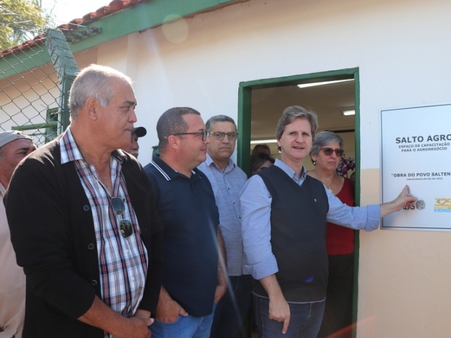 Prefeito Laerte com a placa de inauguração do 