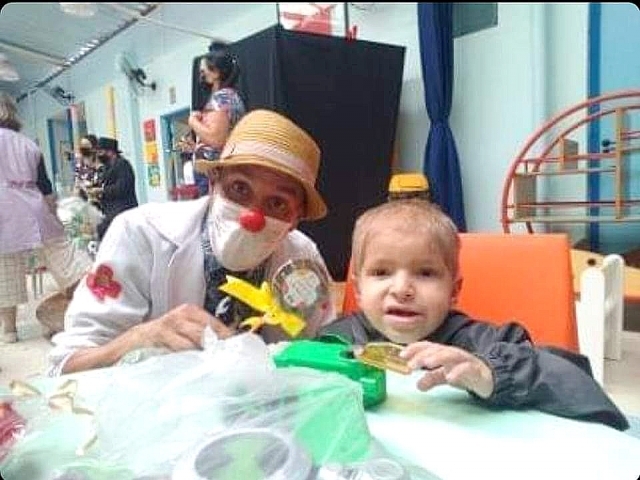 Desde 2014 Marcio Thomaz, o Tio Fininho, ajuda crianças e adolescentes com câncer.