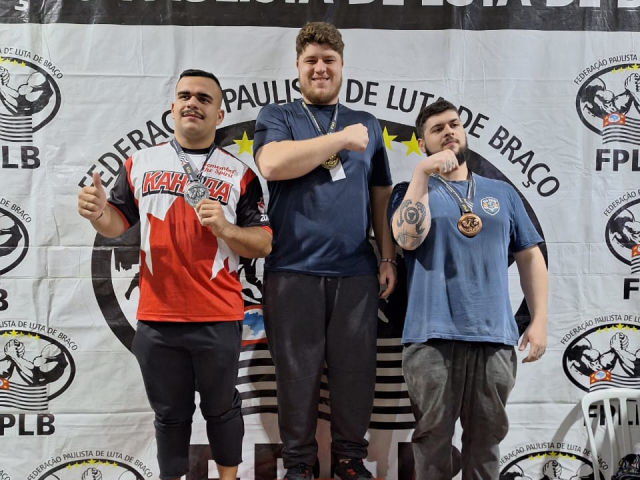 Kelvin Teles (no centro), conquista o primeiro lugar na categoria Júnior Sub-23 mais de 90 kg com o braço direito