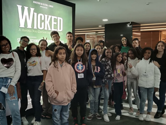 Musical aborda histórias não contadas das bruxas de Oz, em referência ao filme de 1939