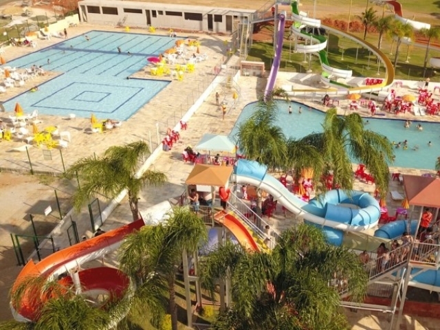 O local comporta cerca de 4000 visitantes, com diversas opções de lazer.