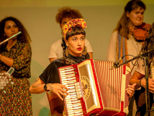 Clara mostra que é possível viver de música e levar cultura pelo Brasil e pelo mundo