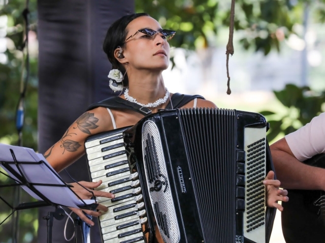 Clara mostra que é possível viver de música e levar cultura pelo Brasil e pelo mundo