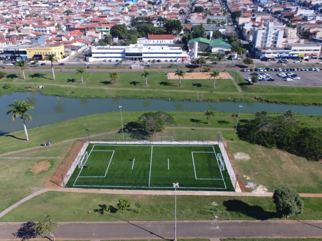 Campos de futebol society são cercados por alambrados e cobertos com telas de proteção