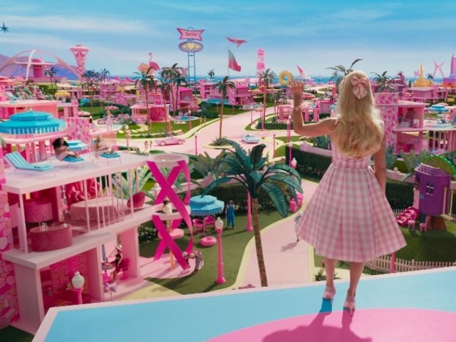 A Barbiecore, inspirada pela boneca Barbie, é uma tendência estética contemporânea que ganhou popularidade nos últimos anos