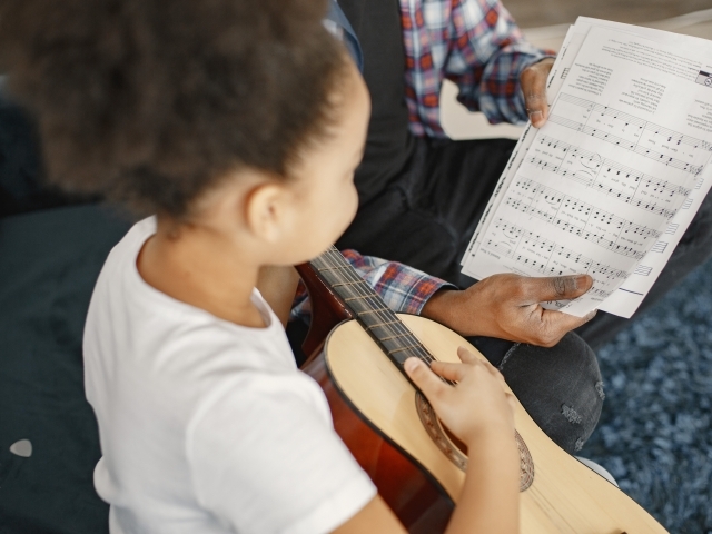 73% dos alunos que tiveram aulas integradas de matemática e música tiveram desempenho melhor