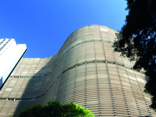 Edifício Copan, em São Paulo, tem brises em sua fachada e foi construído em 1952 pelo arquiteto Oscar Niemeyer 