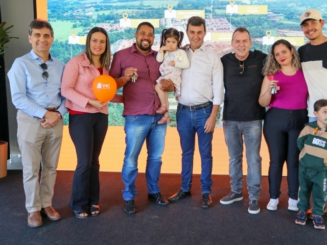 Autoridades entregam chaves às famílias de Ana Claudia do bloco 17 e do Lucas de Oliveira do bloco 14
