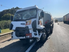 Motorista de caminhão cochila ao volante e colide contra traseira de ônibus